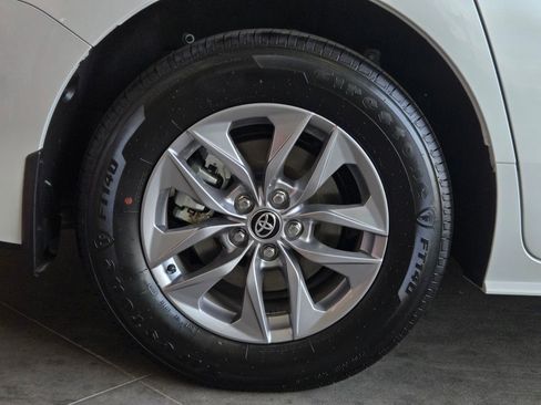 Certified 2026 Toyota Sienna XLE FWD image 5