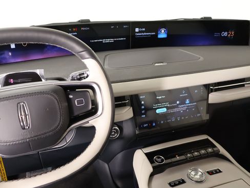 New 2026 Lincoln Navigator Premiere image 5