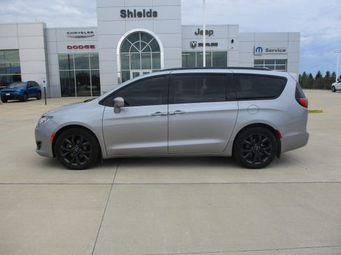 Used 2020 Chrysler Pacifica Touring-L Plus w/ Advanced Safetytec Group FWD image 2