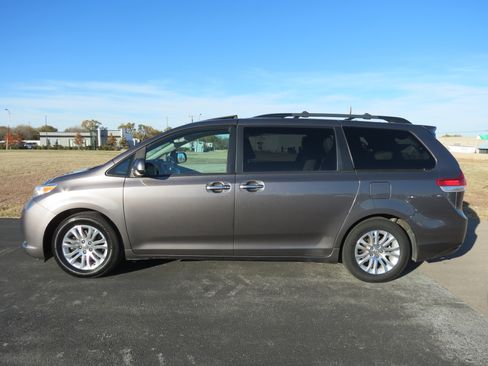 Used 2011 Toyota Sienna XLE image 3