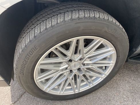 Used 2024 GMC Yukon XL Denali w/ Advanced Technology Package image 12