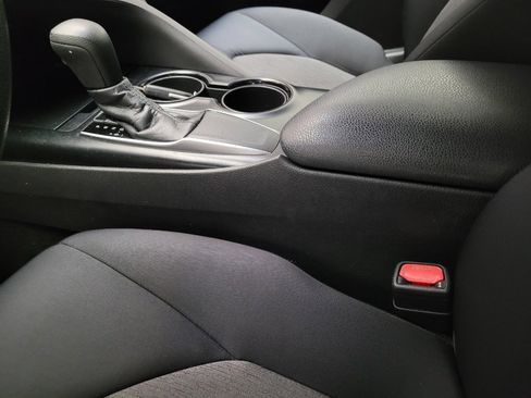 Used 2018 Toyota Camry LE image 26