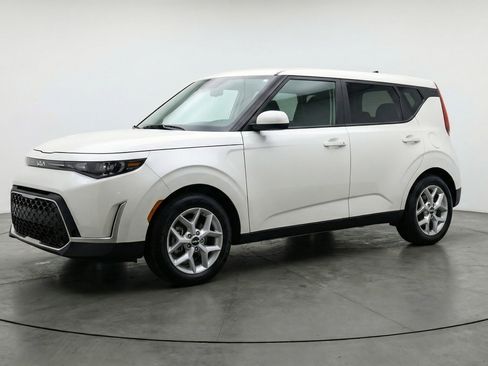 Used 2025 Kia Soul LX w/ LX Technology Package image 3