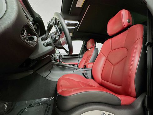 Certified 2021 Porsche Macan AWD/4WD image 5