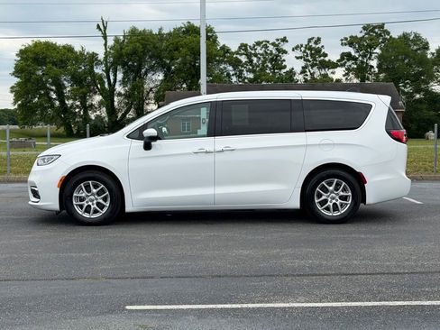 Used 2023 Chrysler Pacifica Touring-L FWD image 8