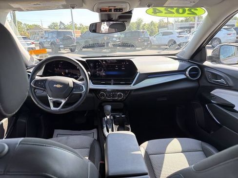 Used 2024 Chevrolet Trax LT w/ Driver Confidence Package FWD image 19