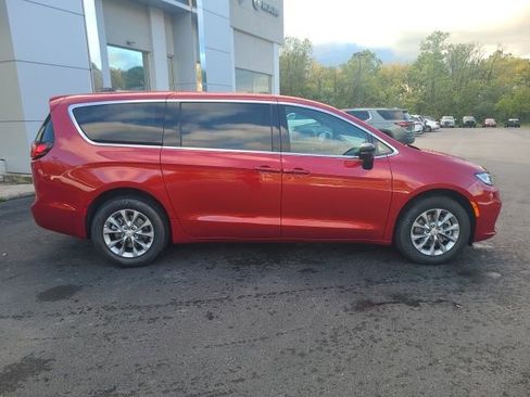 New 2026 Chrysler Pacifica Select image 6