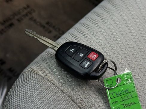 Used 2017 Toyota Camry LE image 32