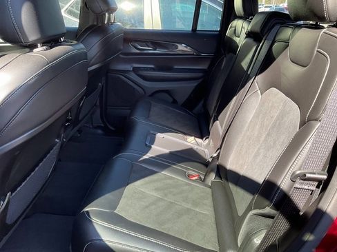 Used 2023 Jeep Grand Cherokee Altitude image 9