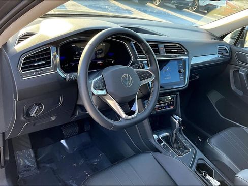 Used 2023 Volkswagen Tiguan SE w/ Panoramic Sunroof Package image 18