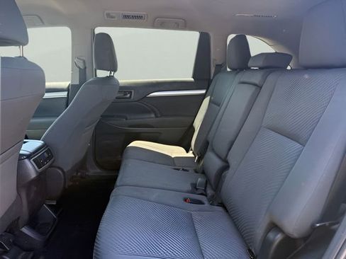 Used 2019 Toyota Highlander LE AWD/4WD image 10
