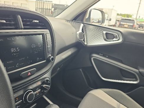Used 2025 Kia Soul LX w/ LX Technology Package FWD image 23