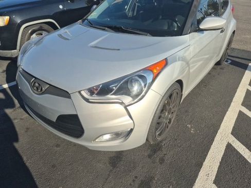 Used 2012 Hyundai Veloster w/ Style Pkg image 2