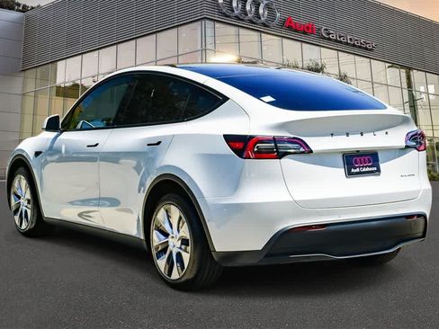 Used 2022 Tesla Model Y Long Range AWD/4WD image 2