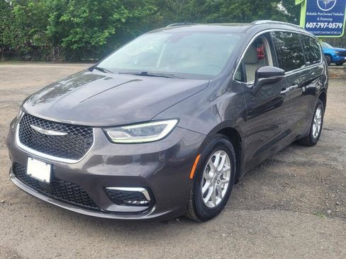 Used 2021 Chrysler Pacifica Touring-L w/ Uconnect Theater Family Group FWD image 4