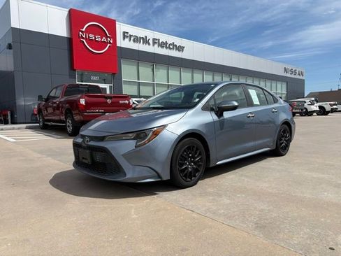 Used 2020 Toyota Corolla LE FWD image 1