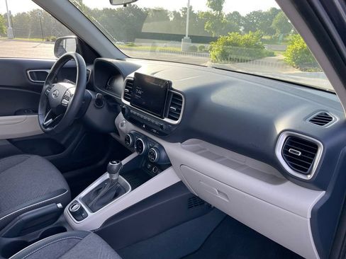 Used 2024 Hyundai Venue Limited FWD image 30