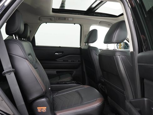 Used 2022 Nissan Pathfinder Platinum w/ Lighting Package (N92) AWD/4WD image 14
