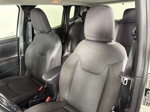 Used 2018 Jeep Renegade Altitude w/ UConnect 8.4 Nav Group AWD/4WD image 13