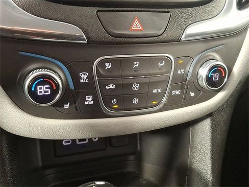 Used 2019 Chevrolet Equinox LT image 18