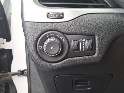 Used 2017 Jeep Cherokee Limited AWD/4WD image 25