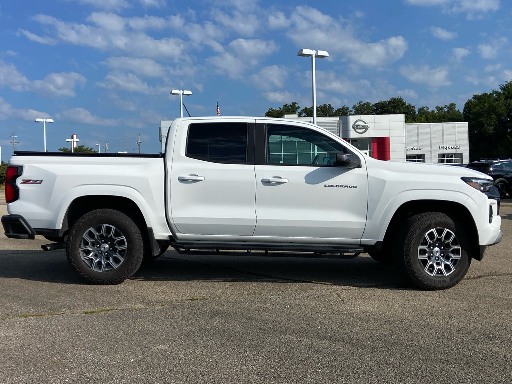 Used 2025 Chevrolet Colorado Z71 AWD/4WD image 2