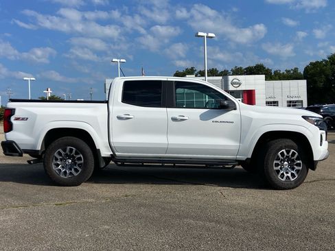 Used 2025 Chevrolet Colorado Z71 AWD/4WD image 2