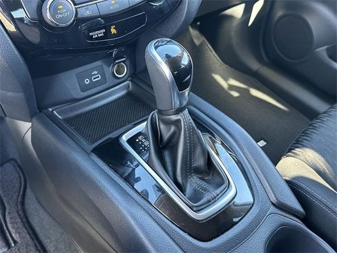 Certified 2020 Nissan Rogue SV image 32