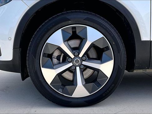 Used 2023 Volvo XC40 B4 Plus w/ Protection Package Premier image 12