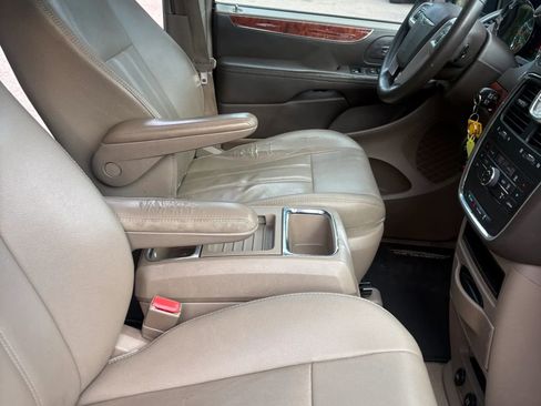 Used 2016 Chrysler Town & Country Touring FWD image 22