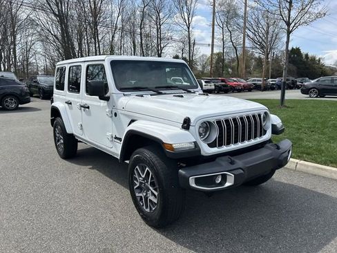 Used 2025 Jeep Wrangler Unlimited Sahara AWD/4WD image 2