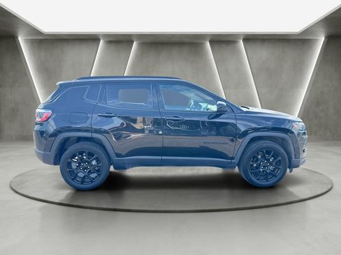 Used 2022 Jeep Compass Latitude w/ Sun and Sound Group AWD/4WD image 8