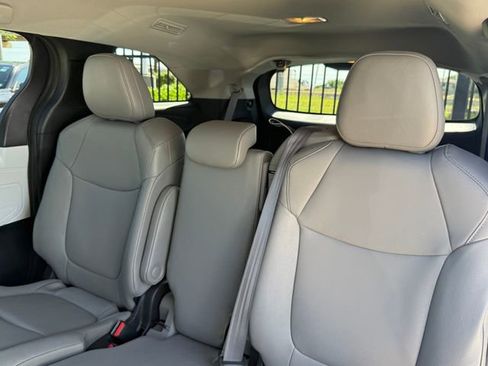 Used 2025 Toyota Sienna XLE FWD image 28