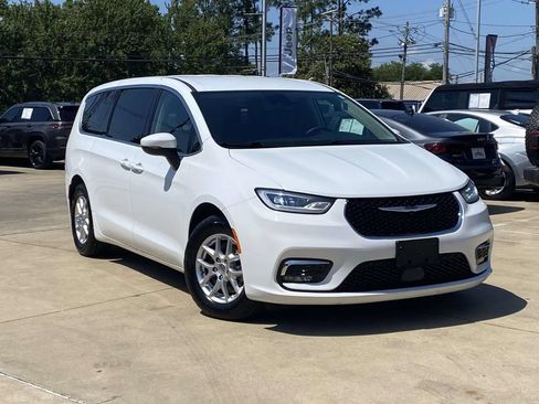 Used 2023 Chrysler Pacifica Touring-L FWD image 36