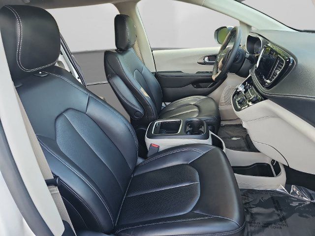 Used 2023 Chrysler Pacifica Touring-L FWD image 32