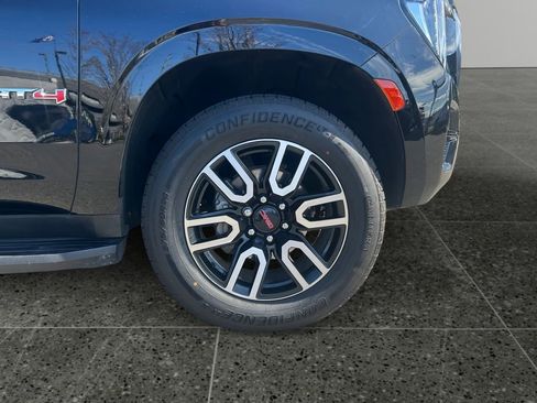 Used 2024 GMC Yukon XL AT4 w/ Technology Package AWD/4WD image 9