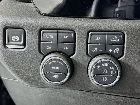 Used 2025 Chevrolet Silverado 1500 High Country AWD/4WD image 16