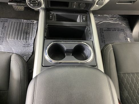 Used 2018 Nissan Titan SV w/ SV Convenience Package AWD/4WD image 29