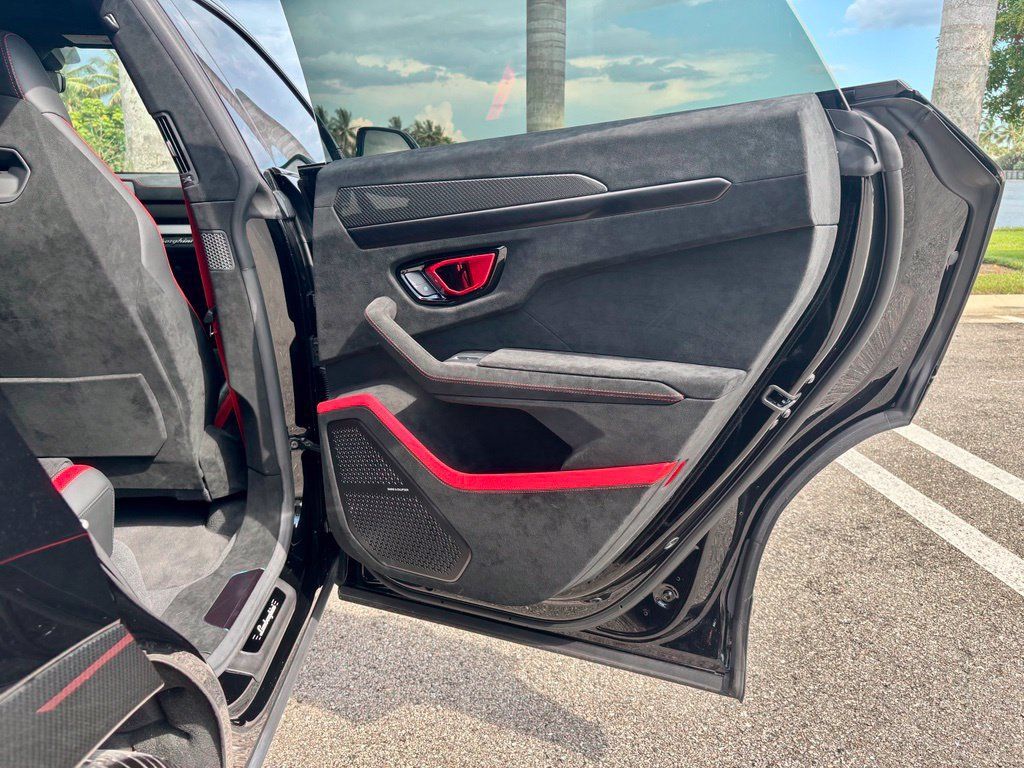 Used 2024 Lamborghini Urus Performante AWD/4WD image 25