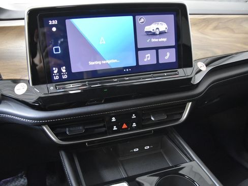 Used 2024 Volkswagen Atlas SE AWD/4WD image 19