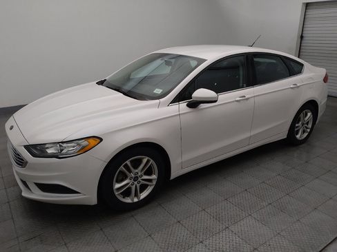 Used 2018 Ford Fusion SE FWD image 2