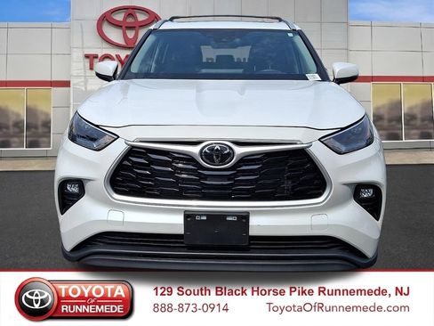 Used 2023 Toyota Highlander XLE AWD/4WD image 2