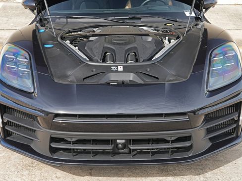 Used 2025 Porsche Panamera image 8