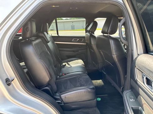 Used 2018 Ford Explorer XLT w/ Equipment Group 202A AWD/4WD image 13