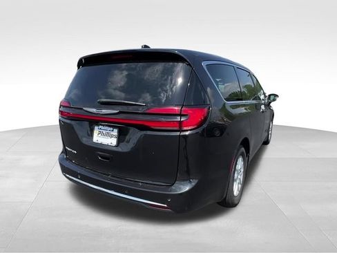 Used 2023 Chrysler Pacifica Touring-L FWD image 6