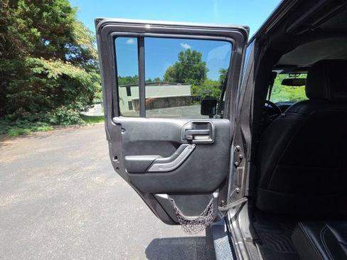 Used 2017 Jeep Wrangler Unlimited Sahara w/ Dual Top Group AWD/4WD image 30