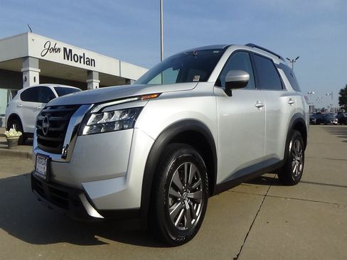 Used 2025 Nissan Pathfinder SV FWD image 2