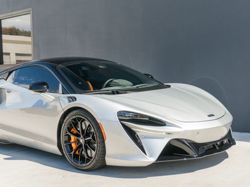 Used 2023 McLaren Artura RWD image 43