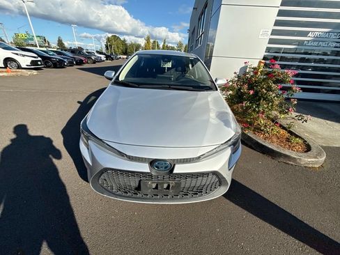 Used 2021 Toyota Corolla LE FWD image 2