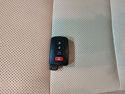 Used 2017 Toyota Highlander Limited image 32